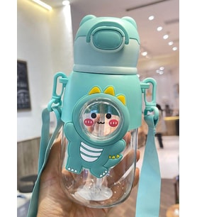 Sevimli Figürlü Çocuk Suluğu 660 Ml Pipetli Boyun Askılı Su Matarası (Yeşil)