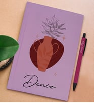 BK Gift Kişiye Özel İsimli Lila Sert Kapaklı Defter ve Tükenmez Kalem Seti, Arkadaşa Hediye, Yeni İş Hediyesi, Doğum Günü Hediyesi (Model 11)