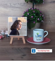 Coğrafya Öğretmeni Fotoğraflı Dekoratif Taş, Ahşap Altlıklı Türk Kahvesi Fincanı Hediye Öğretmenler Günü Hediyesi (Model 6)