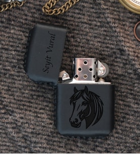 vagave Kişiye Özel Hakiki Doğal Deri Zippo Model Benzinli Çakmak Kahve Taba Gri Yeşil Siyah Kırmızı Renk Seçenekleriyle Hediyelik Babalar Günü Hediyesi Sevgiliye Hediye (Siyah)