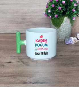 Kadın Doğum Uzmanı Hediye Sepeti Kupa Bardak T Kulplu, Kalemlik ve Ahşap Telefon Standı Tıp Bayramı Hediyesi (Model 8)