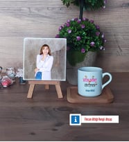 Sosyal Bilgiler Öğretmeni Fotoğraflı Dekoratif Taş, Ahşap Altlıklı Türk Kahvesi Fincanı Hediye (Model 1)