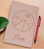 BK Gift Kişiye Özel İsimli Pudra Pembesi Sert Kapaklı Defter ve Tükenmez Kalem Seti, Arkadaşa Hediye, Yeni İş Hediyesi, Doğum Günü Hediyesi (Model 3)