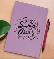 BK Gift Kişiye Özel İsimli Lila Sert Kapaklı Defter ve Tükenmez Kalem Seti, Arkadaşa Hediye, Yeni İş Hediyesi, Doğum Günü Hediyesi (Model 17)