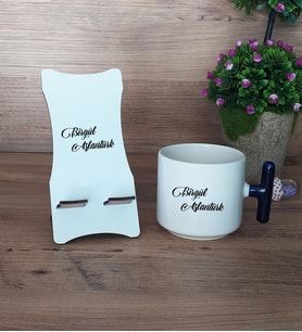 Kişiye Özel İsim Soyisim Hediye Sepeti Kupa Bardak T Kulplu ve Ahşap Telefon Standı Anneye Babaya Arkadaşa Kardeşe Hediye (Model 2)