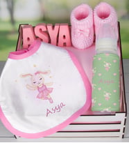 eJOYA Ahşap Sandıkta Kişiye Özel Önlük Biberon Taş İsimlik Ve Patik Bebek Hediye Seti 109531 (Pembe)