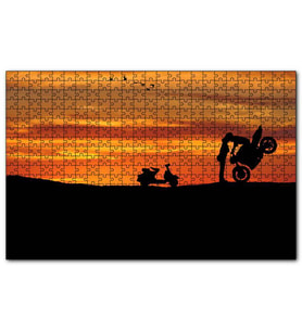 Cakapuzzle Motorsikletli Sürücü Kızı Öpüyor Kızıl Günbatımı  Puzzle Yapboz MDF (Ahşap) (500 Parça)