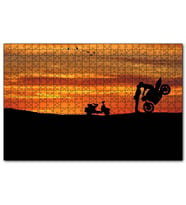 Cakapuzzle Motorsikletli Sürücü Kızı Öpüyor Kızıl Günbatımı  Puzzle Yapboz MDF (Ahşap) (500 Parça)