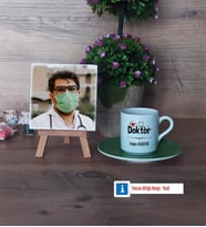 Doktor Fotoğraflı Dekoratif Taş, Ahşap Altlıklı Türk Kahvesi Fincanı Hediye Tıp Bayramı Hediyesi Doktora Hediye (Model 9)