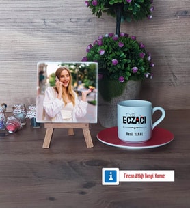 Eczacı Fotoğraflı Dekoratif Taş, Ahşap Altlıklı Türk Kahvesi Fincanı Hediye (Model 3)