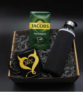 Sevgililer Gününe Özel H2O Kılıflı Cam Suluk& Love Baskılı Siyah Kupa & Jacobs Filtre Kahve Hediye Seti (Model 2)