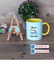 Kadın Yüzme Antrenörü Kupa Bardak Beyaz ve Fotoğraflı Ahşap Anahtarlık Hediye (Model 7)