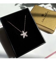 Çelik kamelya çiçeği kolye lotus kolye (Beyaz)