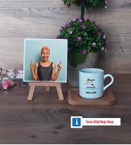 Kadın Yüzme Antrenörü Fotoğraflı Dekoratif Taş, Ahşap Altlıklı Türk Kahvesi Fincanı Hediye (Model 1)