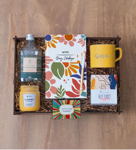  Dekoratif Ahşap Kutulu & 7 Farklı Model Kişiye Özel Hediye Seti, Defter,Kalem, Fincan, Kolonya, Mum, (Sarı)
