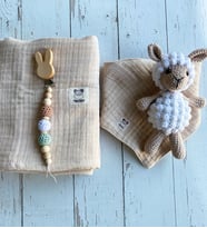 Müslin battaniye , önlük ve amigurumi hediye seti (Kemik)