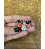 RENKLİ ZİRKON TAŞLI ARI BROŞ YAKA İĞNESİ GİYİM TÜRBAN AKSESUARI 3X2 CM (Kırmızı)