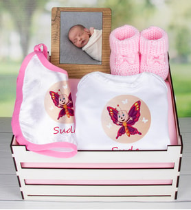 eJOYA Ahşap Sandıkta Kişiye Özel Zıbın Önlük Fotoğraf Çerçevesi Ve Patik Bebek Hediye Seti 109416 (Model 2)