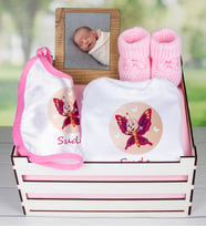 eJOYA Ahşap Sandıkta Kişiye Özel Zıbın Önlük Fotoğraf Çerçevesi Ve Patik Bebek Hediye Seti 109416 (Model 2)