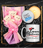 Öğretmenler Gününe Özel Tasarımlı Kupa & Üçlü Peluş Ayıcık Buketi & Özel Tasarım Mum Hediye Seti (Pembe)