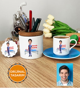 Kişiye Özel Karikatürlü Fizyoterapist Hediye Seti Türk Kahvesi Fincanı, Kalemlik, Anahtarlık Erkek Fizyoterapiste Tıp Bayramı Hediyesi (Mavi)