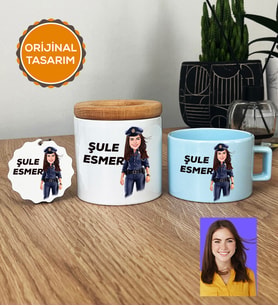Kişiye Özel Karikatürlü Polis Hediye Seti Pastel Fincan, Kalemlik, Anahtarlık Kadın Polise Polisler Günü Hediyesi (Mavi)
