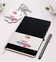 BK Gift Kişiye Özel Veteriner Hekim Beyaz Defter Kalem Ve Anahtarlık Hediye Seti-1 (Model 2)