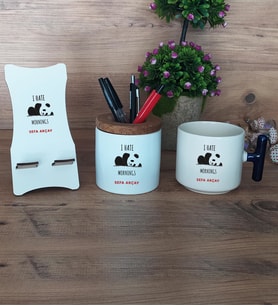 Sevimli Panda Hediye Sepeti Kupa Bardak T Kulplu, Kalemlik ve Ahşap Telefon Standı Arkadaşa Hediye (Model 2)