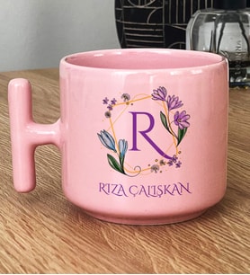 Kişiye Özel Çiçekli R Harfli Hediye Pastel T Kupa İsim Soyisim Yazılı (Pembe)
