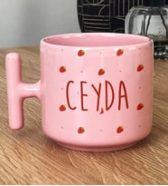 Kişiye Özel İsme Özel Hediye Pastel T Kupa Çilek Desenli Meyveli (Pembe)
