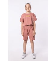 ORGANİK PAMUKLU BASKILI YÜKSEK BEL BOKSÖR KEMERLİ AÇIK OMUZLU CROP KESİM T-SHIRT (Mercan)