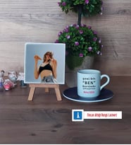 Motto Yeni Bir Ben Fotoğraflı Dekoratif Taş, Ahşap Altlıklı Türk Kahvesi Fincanı Hediye (Model 4)