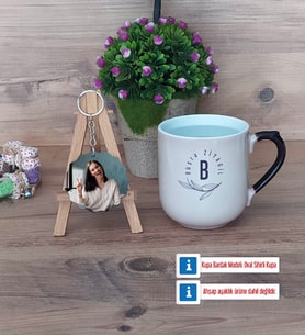 Minimal Baş Harf ve İsim Yazılı Kupa Bardak Beyaz ve Fotoğraflı Ahşap Anahtarlık Hediye (Model 10)
