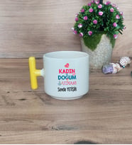 Kadın Doğum Uzmanı Hediye Sepeti Kupa Bardak T Kulplu, Kalemlik ve Ahşap Telefon Standı Tıp Bayramı Hediyesi (Model 5)