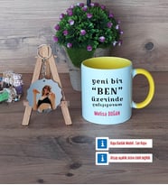 Motto Yeni Bir Ben Kupa Bardak Beyaz ve Fotoğraflı Ahşap Anahtarlık Hediye (Model 7)