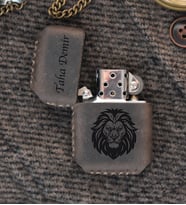 vagave Kişiye Özel Hakiki Doğal Deri Zippo Model Benzinli Çakmak Kahve Taba Gri Yeşil Siyah Kırmızı Renk Seçenekleriyle Hediyelik Babalar Günü Hediyesi Sevgiliye Hediye (Gri)