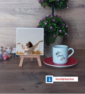 İsme Özel Doğum Günü Hediyesi Fotoğraflı Dekoratif Taş, Ahşap Altlıklı Türk Kahvesi Fincanı Hediye (Model 3)