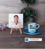 Aile Hekimi Fotoğraflı Dekoratif Taş, Ahşap Altlıklı Türk Kahvesi Fincanı Hediye (Model 5)