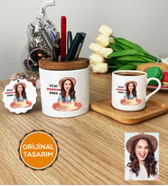 Kişiye Özel Karikatürlü Doğum Günü Hediyesi Hediye Seti Türk Kahvesi Fincanı, Kalemlik, Anahtarlık Kadın Sevgiliye Ablaya Anneye Hediye (Ahşap)