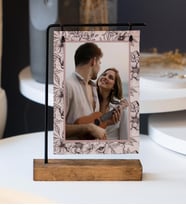Ahşap Ayaklı Metal Aparatlı Fotoğraf Çerçevesi (Model 4)