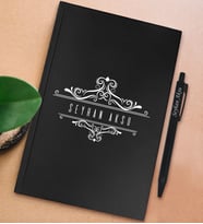 BK Gift Kişiye Özel İsimli Siyah Sert Kapaklı Defter ve Tükenmez Kalem Seti, Arkadaşa Hediye, Yeni İş Hediyesi, Doğum Günü Hediyesi (Model 18)