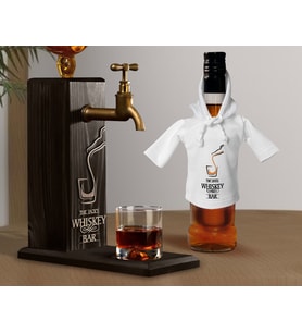 BK Gift Kişiye Özel Kabartma İsimli Musluklu Doğal Ahşap İçki Standı ve Beyaz İçki Şişesi Tişörtü Hediye Seti, Home Bar, Viski Çeşmesi, Ahşap İçecek Çeşmesi (Model 9)