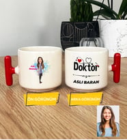 Kişiye Özel Karikatürlü Doktor Hediye T Kupa Bardak Kadın Doktora Hediye Tıp Bayramı Hediyesi (Kırmızı)