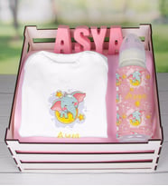 eJOYA Ahşap Sandıkta Kişiye Özel Zıbın Biberon Ve Taş İsimlik Bebek Hediye Seti 109485 (Pembe)