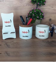 Kişiye Özel Sekreter Hediye Sepeti Kupa Bardak T Kulplu, Kalemlik ve Ahşap Telefon Standı Sekretere Hediye (Model 2)