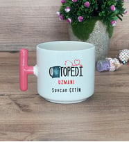 Ortopedi Uzmanı Hediye Sepeti Kupa Bardak T Kulplu, Kalemlik ve Ahşap Telefon Standı Tıp Bayramı Hediyesi (Model 4)