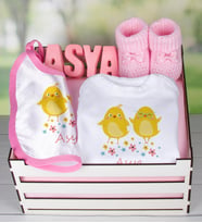 eJOYA Ahşap Sandıkta Kişiye Özel Zıbın Önlük Taş İsimlik Ve Patik Bebek Hediye Seti 109430 (Pembe)