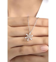Kadın Orjinal 925 Ayar Gümüş Zirkon Taşlı Kartanesi Model Kolye (Gümüş)