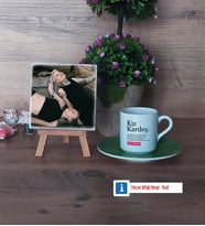 Kız Kardeş Fotoğraflı Dekoratif Taş, Ahşap Altlıklı Türk Kahvesi Fincanı Hediye (Model 9)