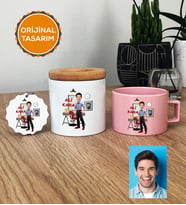 Kişiye Özel Karikatürlü Kuaför Hediye Seti Pastel Fincan, Kalemlik, Anahtarlık Erkek Kuaföre Berbere Hediye (Pembe)